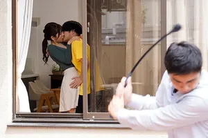 Lén ăn nằm với cô bạn thân thời thơ ấu khi Người vợ đi vắng