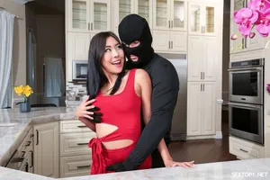 Những con cặc đen thùi lùi thay nhau nhấp lồn em