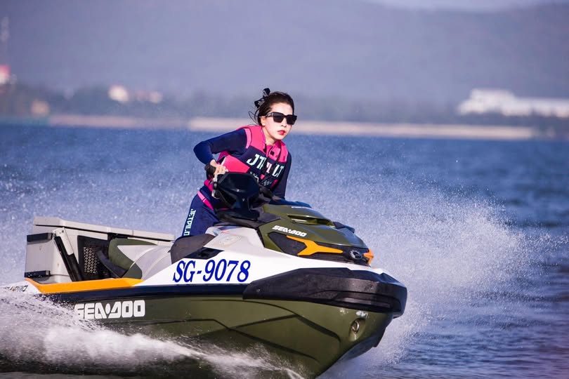 CB-090 Người đẹp tóc vàng ngực bự và anh chàng có của quý đen to