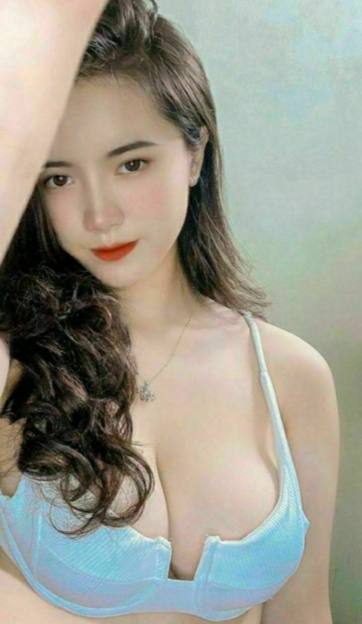 Anh chàng học giả hàng đầu Đường Tăng giả làm cư dân mạng và quan hệ với một cô gái năm hai có bộ ngực lớn. Anh ta thuê một phòng khách sạn, nằm trước gương và quan hệ tình dục...